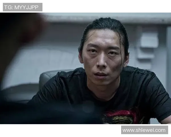 足球明星吸毒事件曝光引发社会热议与体育界反思