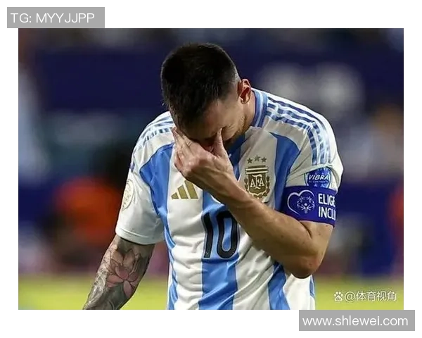 足球明星感动粉丝泪洒赛场温情瞬间引发热议 足球明星感动粉丝泪洒赛场温情瞬间引发热议